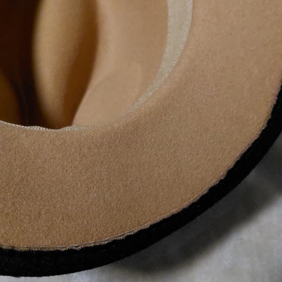 Stylish Tan and Black Fedora with Gold Chain - Picture 7 of 9